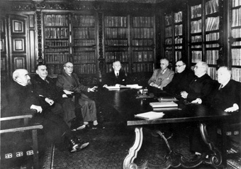 Reuni de l'Acadmia a l'Arxiu Histric de la Ciutat (Casa de l'Ardiaca), el 15 d'abril de 1934.